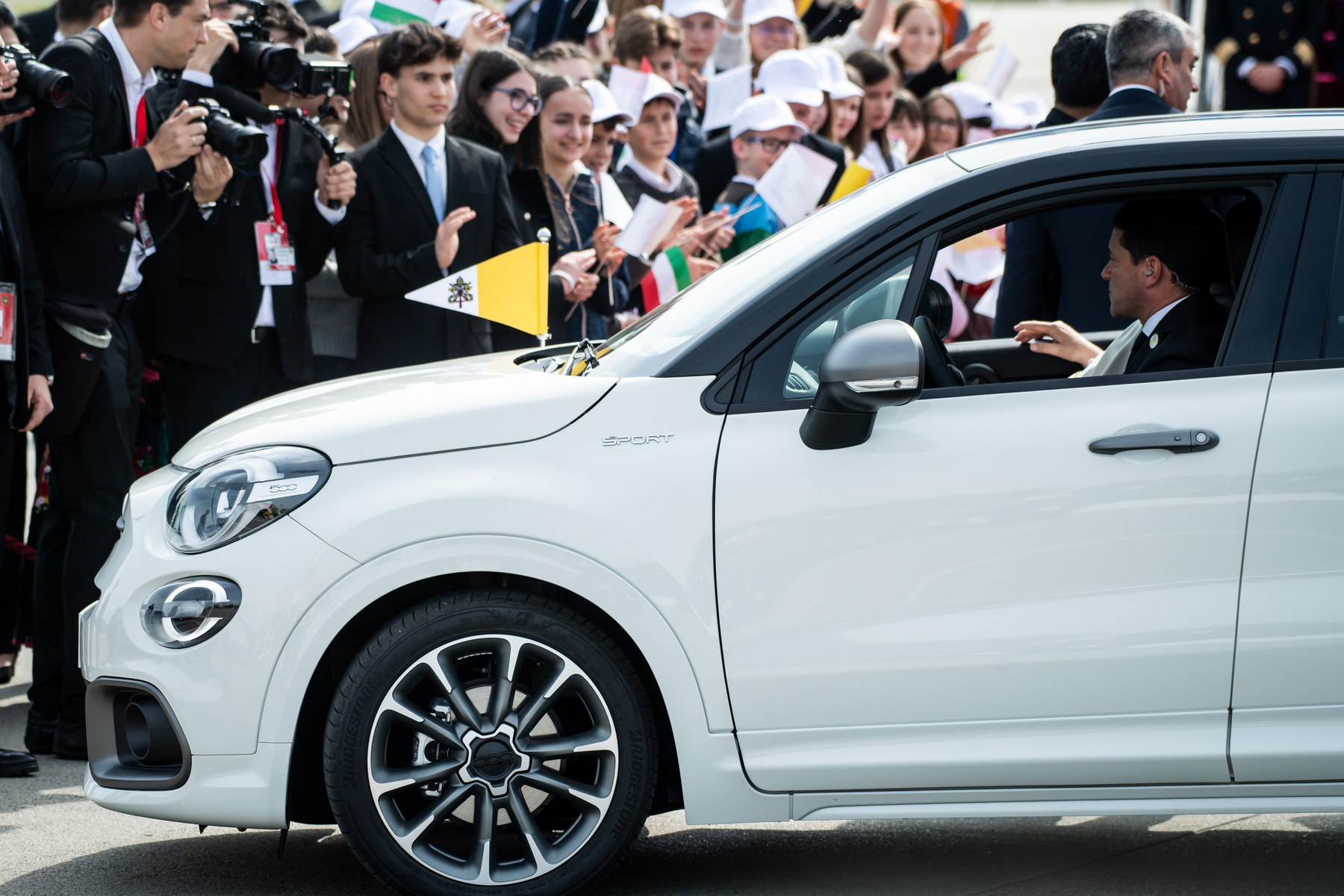 Ferenc pápa egy FIAT 500-assal hagyja el a Liszt Ferenc Nemzetközi repülőteret