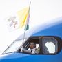 A vatikáni zászló a pápát szállító gép ablakában