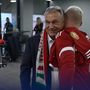 Orbán Viktor gratulál Dzsudzsák Balázsnak az utolsó válogatott meccsét követően, 2022. november 20-án. 