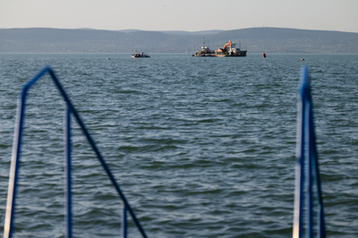 Kiemelik a vízből a Balatonba zuhant rendőrségi helikoptert Balatonszéplak közelében 2023. szeptember 7-én