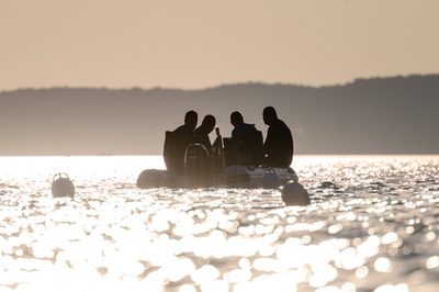Kiemelik a vízből a Balatonba zuhant rendőrségi helikoptert Balatonszéplak közelében 2023. szeptember 7-én