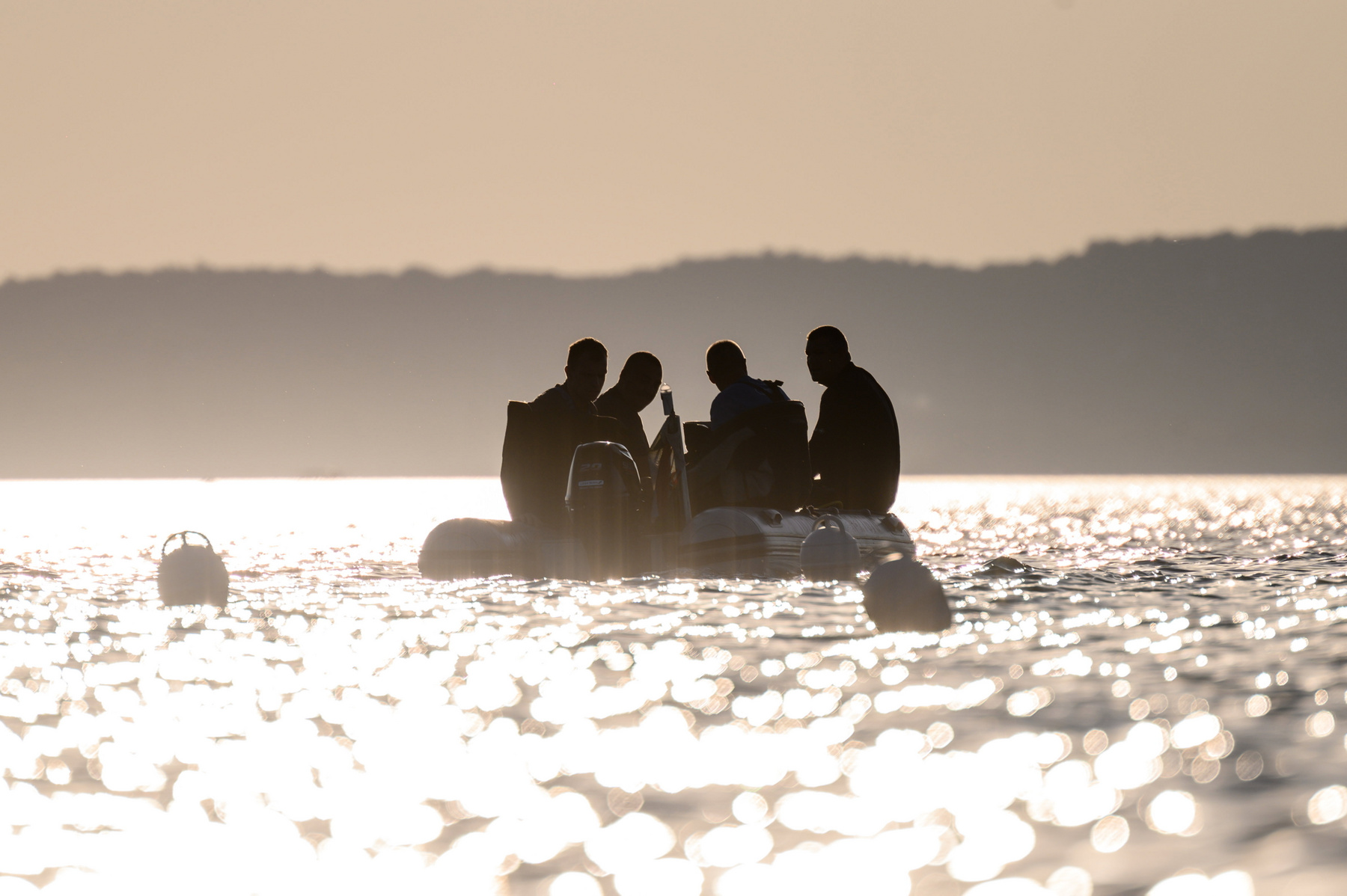 Kiemelik a vízből a Balatonba zuhant rendőrségi helikoptert Balatonszéplak közelében 2023. szeptember 7-én