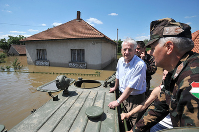 Sólyom László köztársasági elnök (j2) egy katonai kétéltű jármű fedélzetén beszélget Orosz Zoltán vezérőrnaggyal (j) az árvíz sújtotta Felsõzsolcán 2010. június 7-én