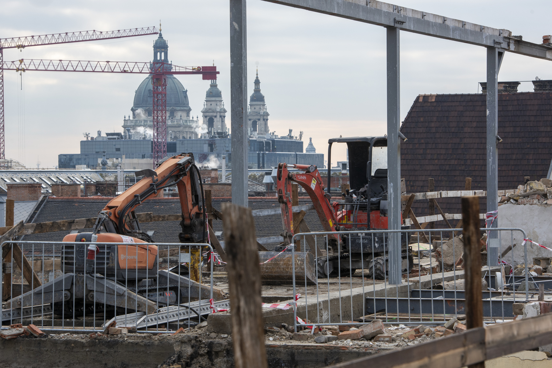 Az Agrárminisztérium épület hátsó homlokzata. Ez átmenetileg – felső, utólag ráépített két emelete végleg – bontásra kerül.