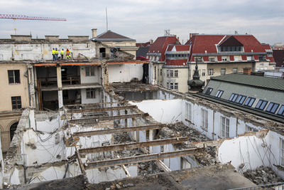 Az Agrárminisztérium épület hátsó homlokzata. Ez átmenetileg – felső, utólag ráépített két emelete végleg – bontásra kerül.