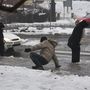 Gyalogosok az ónos esőtől jeges járdán Nagykanizsán a Huszti téren 2017. február 1-jén