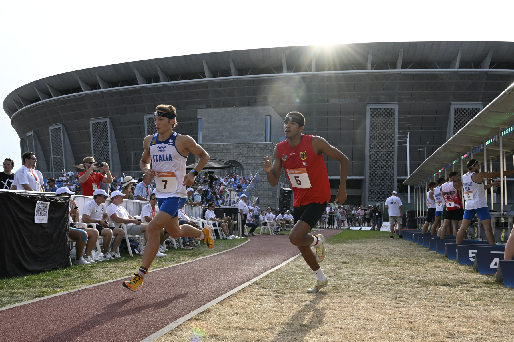 A későbbi második helyezett olasz Giorgio Malan (b) és a harmadik német Marvin Faly Dogue a férfi egyéni verseny laser run versenyszámában a budapesti öttusa Európa-bajnokságon a Puskás Aréna szoborparkjában 2024. július 13-án