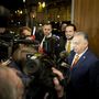 Orbán Viktor nyilatkozik a sajtónak a Patrióták Európáért pártcsoport vezetőinek találkozója előtt 2024. december 19-én, Brüsszelben, mellette sajtófőnöke, Havasi Bertalan