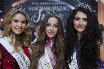 A győztes 17 éves mosónmagyaróvári Végvári Janka (b2) valamint a 22 éves budapesti Veress Eszter Emőke első udvarhölgy (b) és a 24 éves törökszentmiklósi Csapó Dorka Kata második udvarhölgy (j) Sarka Kata (j2) és Rogán-Szendrei Cecília (k) 