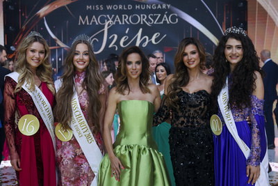 A győztes 17 éves mosónmagyaróvári Végvári Janka (b2) valamint a 22 éves budapesti Veress Eszter Emőke első udvarhölgy (b) és a 24 éves törökszentmiklósi Csapó Dorka Kata második udvarhölgy (j) Sarka Kata (j2) és Rogán-Szendrei Cecília (k) 