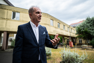 Betegtájékoztató monitor a Járóbeteg Irányítási Rendszerrel összeköttetésben