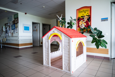 Betegtájékoztató monitor a Járóbeteg Irányítási Rendszerrel összeköttetésben