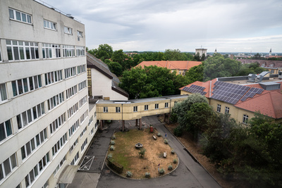 Betegtájékoztató monitor a Járóbeteg Irányítási Rendszerrel összeköttetésben