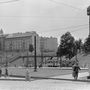 1958. Újabb kemény harcokat élt át a környék, de a hídnak meg se kottyant. Háttérben a Postapalota helyreállítása folyik