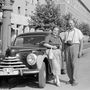 1952-ben a Sztálin úton, a vasmű előtt pózol a turista pár az akkori Magyar Népköztársaságban egy Bentley-vel felérő státuszszimbólunmak számító Skoda 1102-esük előtt.