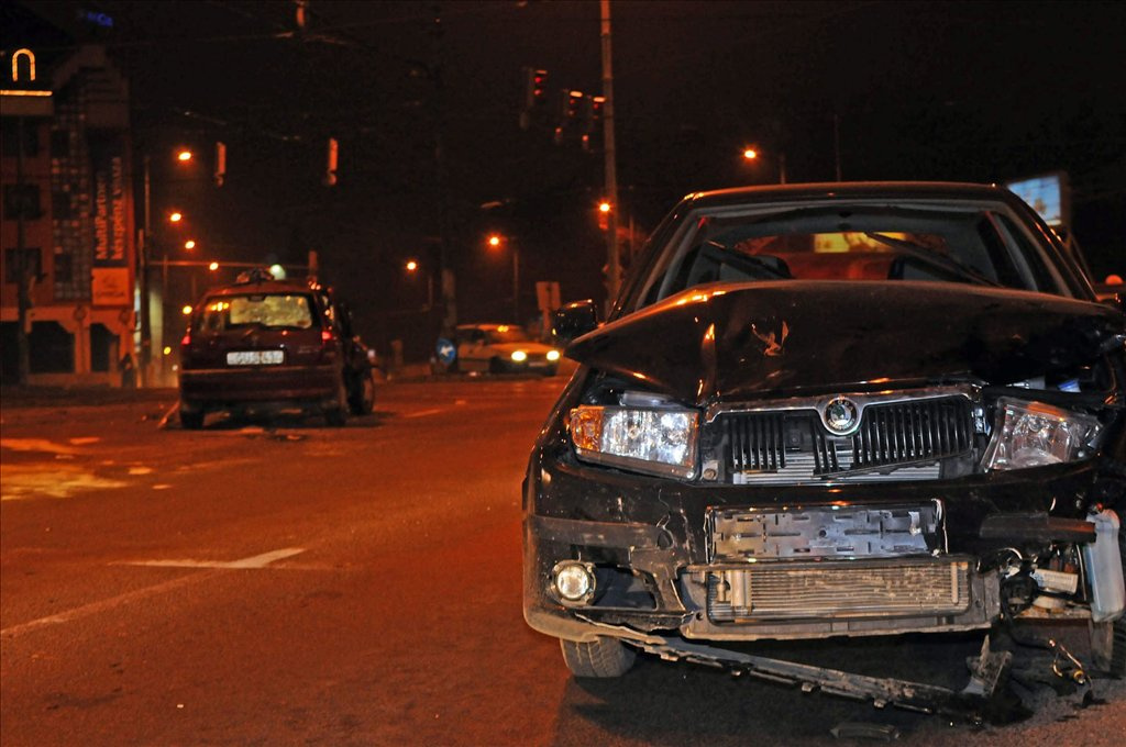 Egy személygépkocsi feltehetően piros jelzésen hajtott be a  Lehel út és Róbert Károly körút kereszteződésbe amikor oldalról belerohant egy személyautó. A balesetben 6 fő sérült meg