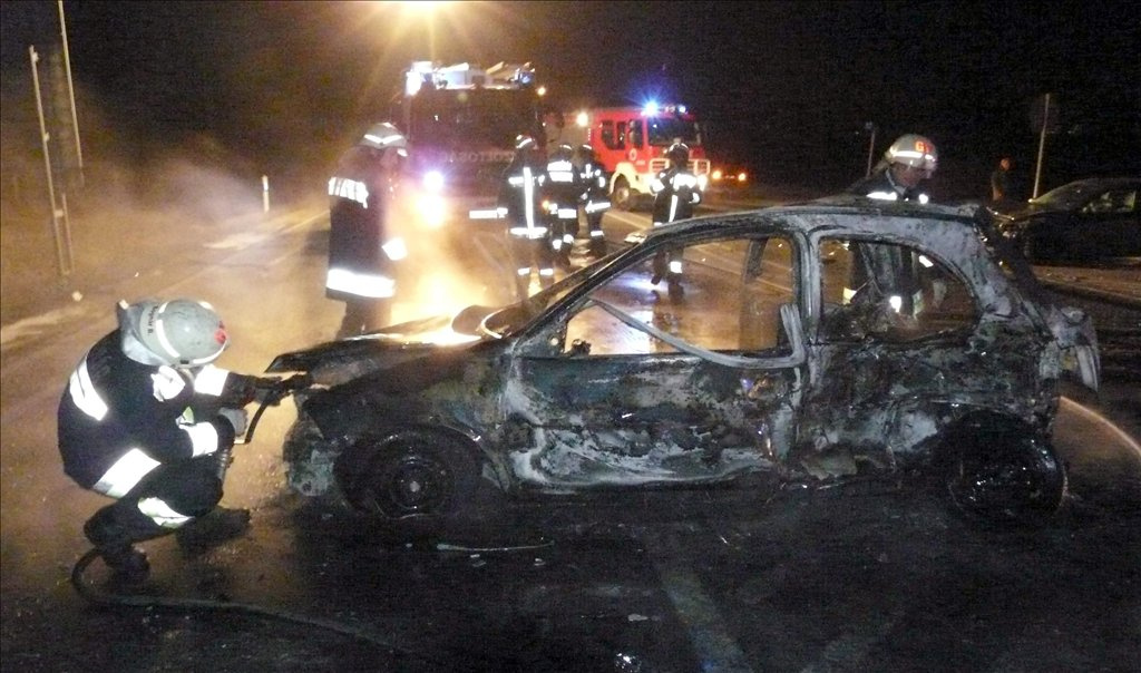 Egy személygépkocsi feltehetően piros jelzésen hajtott be a  Lehel út és Róbert Károly körút kereszteződésbe amikor oldalról belerohant egy személyautó. A balesetben 6 fő sérült meg