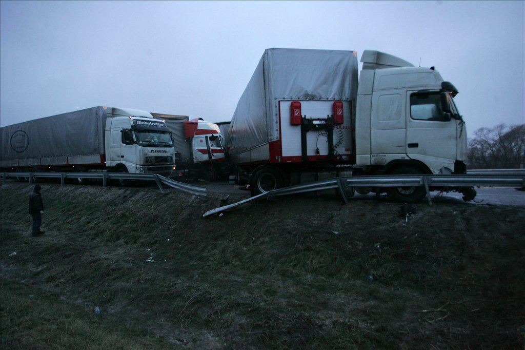 11 kamion ütközött össze az M7-es autópályán