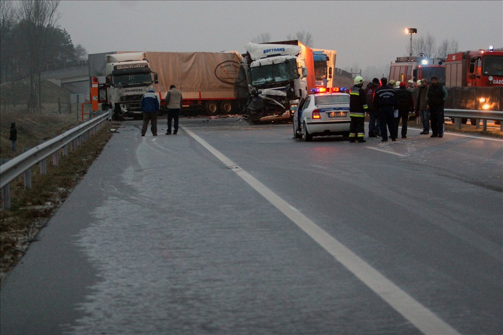 11 kamion ütközött össze az M7-es autópályán