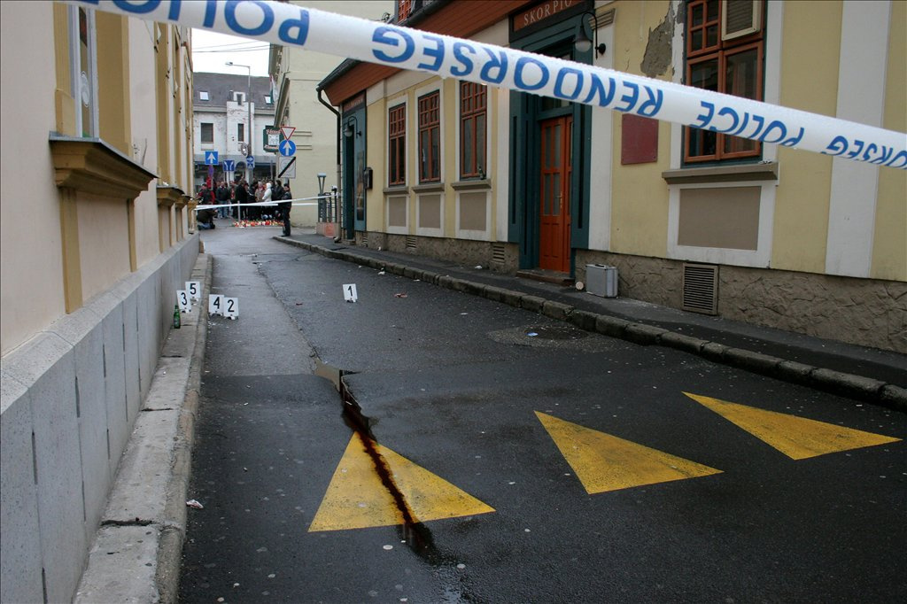 Gyertyákat gyújtottak Románia budapesti nagykövetsége előtt