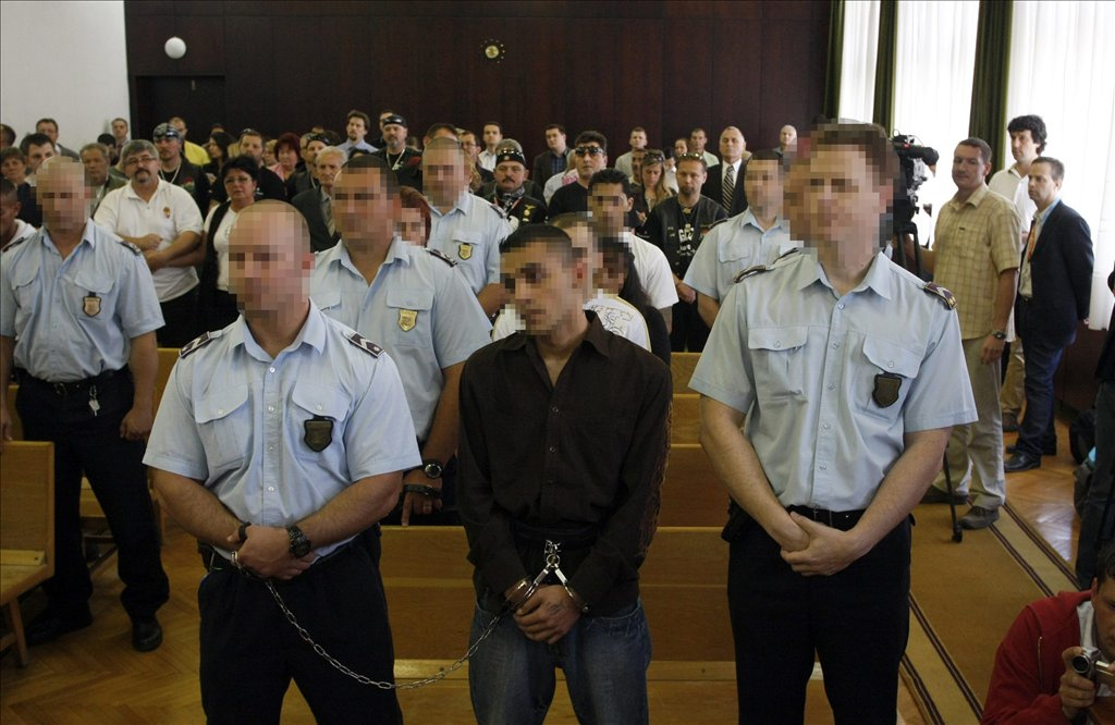 Elvezetik a vádlottakat a Borsod megyei bíróság tárgyalóterméből