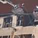 A Balaton utcai ötemeletes ház legfelső szintjének egyik lakásában történt a robbanás, mely után tűz ütött ki. Az égő lakásból egy idős férfit válságos állapotban hoztak ki a tűzoltók.