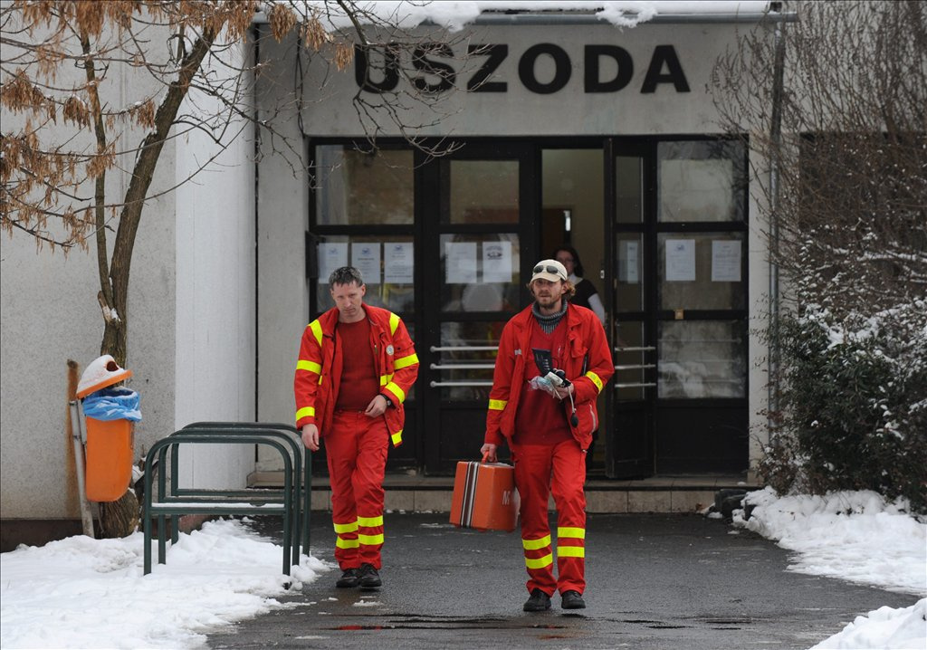 A bejelentés negyed 11 körül érkezett a tűzoltókhoz, akik nagy erőkkel vonultak a helyszínre