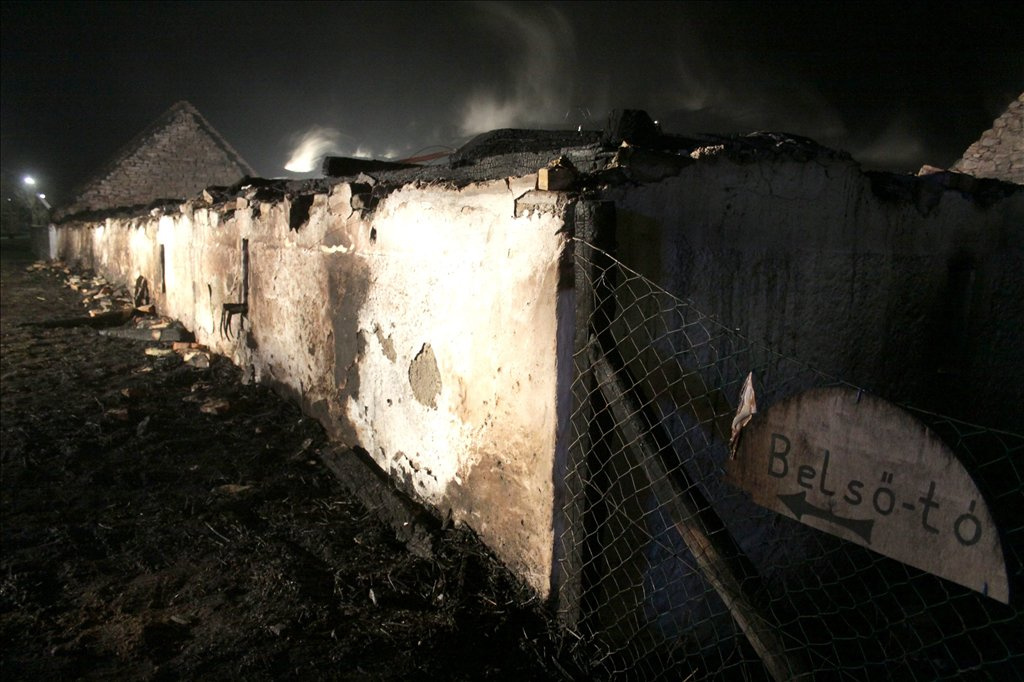 A tüzet a balatonfüredi, badacsonytomaji, veszprémi és balatonfűzfői tűzoltók oltották el. 