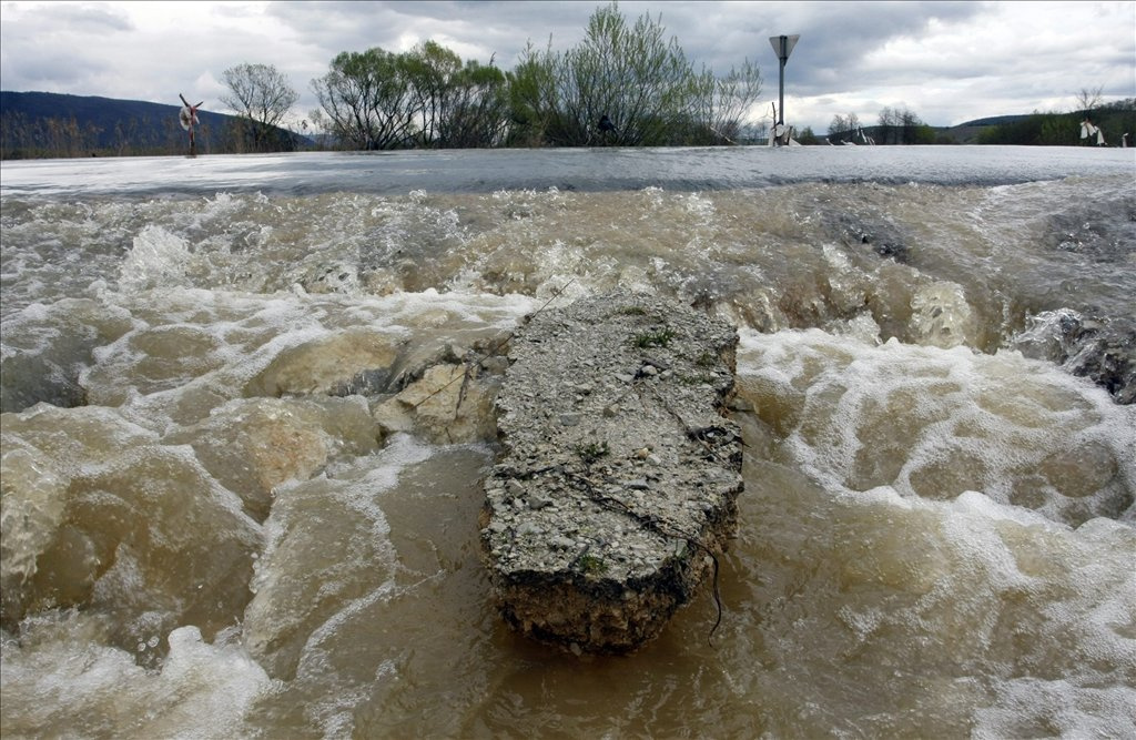 A Sajó Sajópüspökinél 2010. április 16-án este, ahol gyengén áradó vízállás mellett 349 centiméteres értéket mértek. Ez a karácsonykor levonult árvízszintnél több mint 10 centiméterrel magasabb, akkor 338 centiméterrel tetőzött a folyó. 