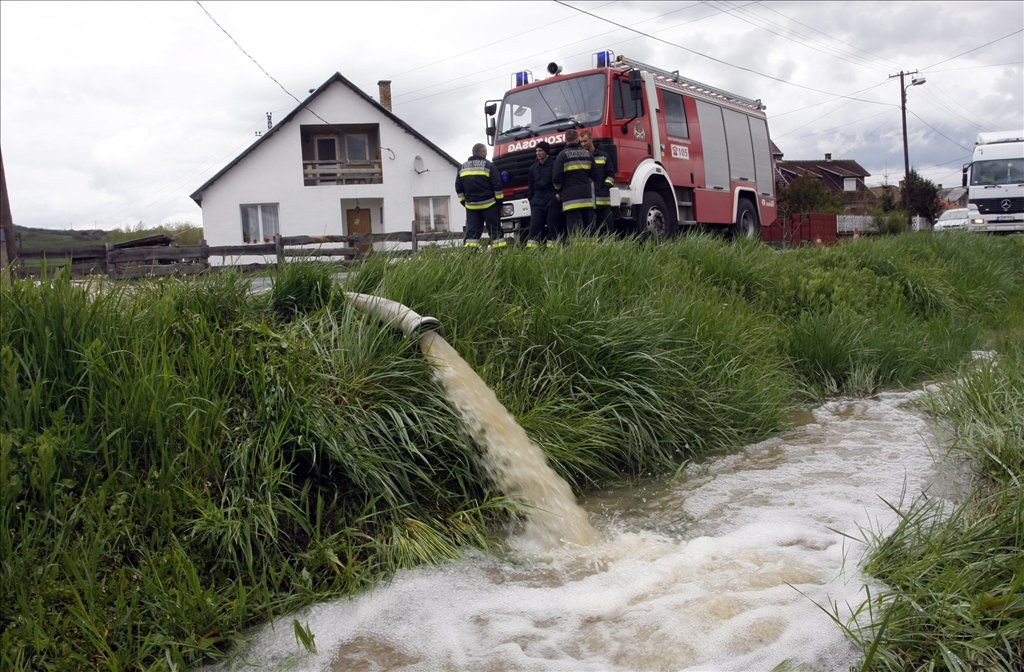 A Sajó Sajópüspökinél 2010. április 16-án este, ahol gyengén áradó vízállás mellett 349 centiméteres értéket mértek. Ez a karácsonykor levonult árvízszintnél több mint 10 centiméterrel magasabb, akkor 338 centiméterrel tetőzött a folyó. 