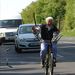 Kaszákkal felszerelt kormány nélküli biciklivel tette meg a Pécshez közeli Árpádtető és Mánfa közötti 10 kilométeres utat Farkas Árpád nyugdíjas artista szombaton, hogy így tisztelegjen a pécsi Európa Kulturális Fővárosa (EKF) program előtt.