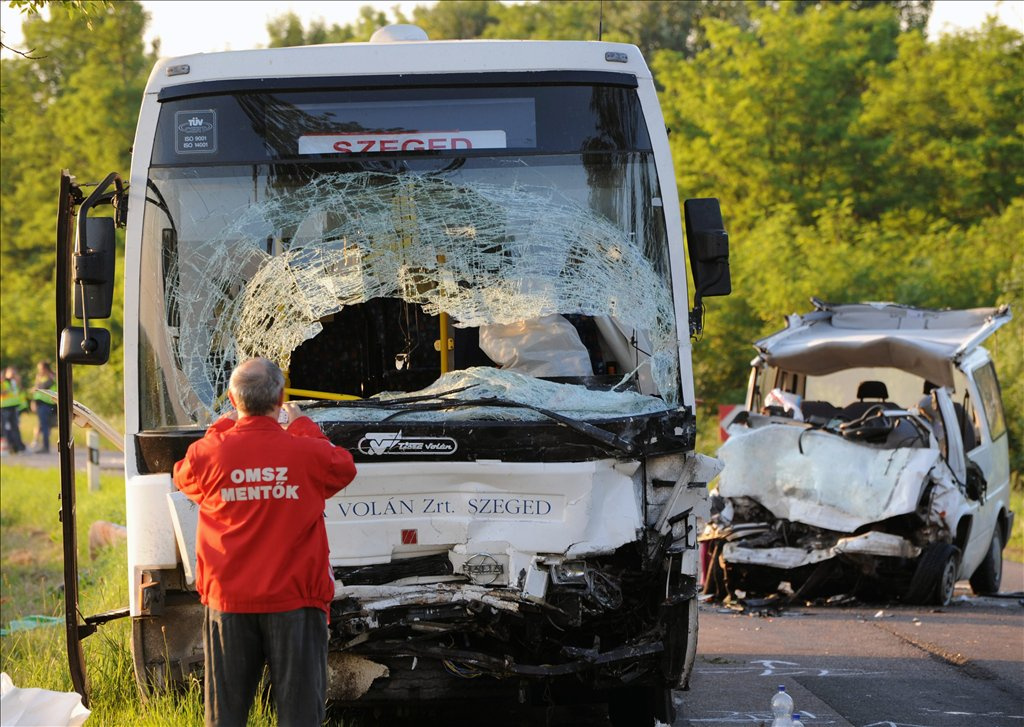 A roncs szétvágásakor azonban előkerült a kisbusz nyolcadik utasa, aki túlélte a balesetet.