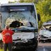 Heten meghaltak, tíz ember pedig megsérült, amikor összeütközött egy rendőröket szállító busz egy mikrobusszal 