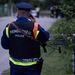 Gépfegyveres rendőr biztosítja a bűncselekmény helyszínét a Veszprém megyei Alsóörsön, a Loki úton, ahol hajnalban egy lövöldözés során egy rendőr és egy civil életét vesztette. 