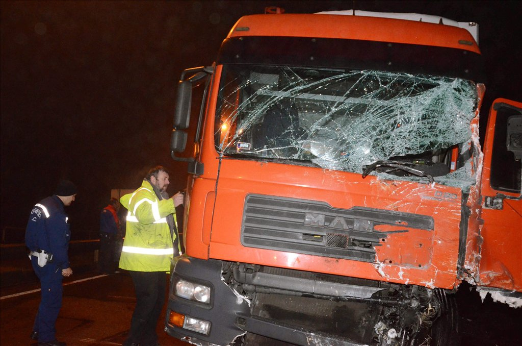 A 20 tonna húst szállító jármű valószínűleg a sebesség helytelen megválasztása miatt csúszott meg és borult az oldalára.