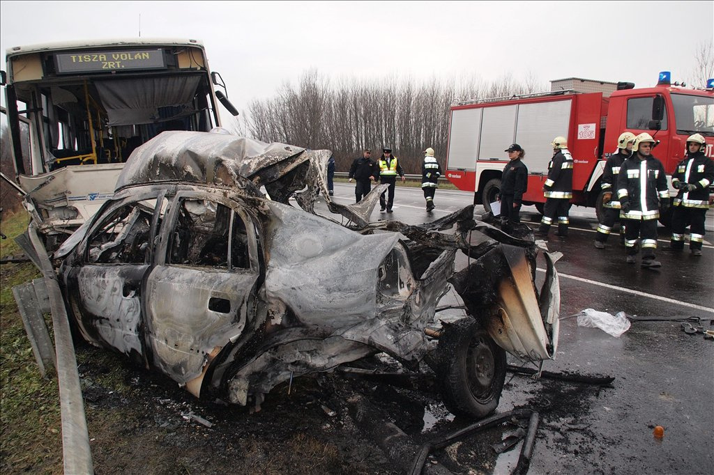 A 20 tonna húst szállító jármű valószínűleg a sebesség helytelen megválasztása miatt csúszott meg és borult az oldalára.