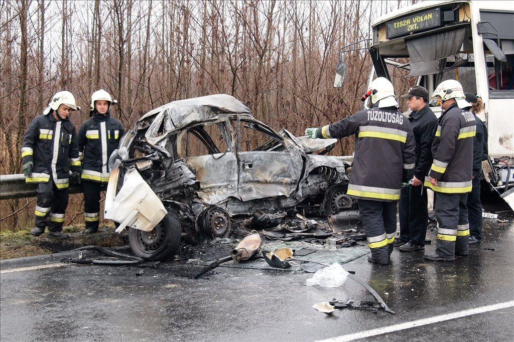 A 20 tonna húst szállító jármű valószínűleg a sebesség helytelen megválasztása miatt csúszott meg és borult az oldalára.