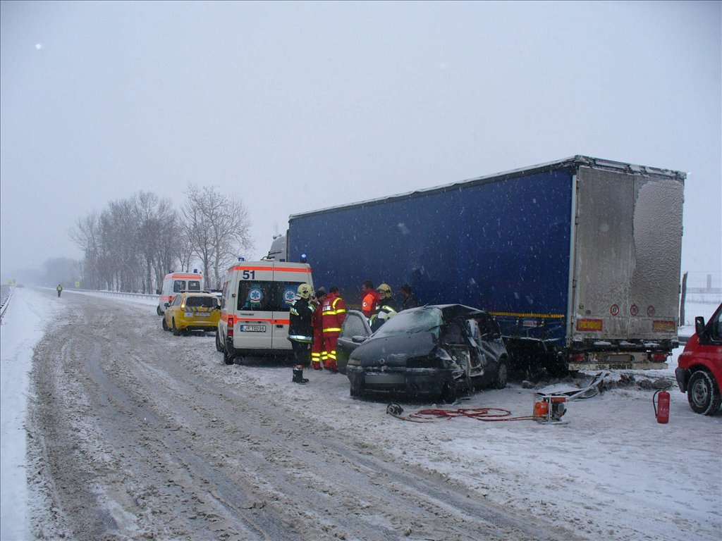 Összetört személygépkocsi az M70-es autóúton Murarátka határában, miután összeütközött egy kamionnal. Zalában éjfél óta esik a hó, a vastagsága eléri a 35 centimétert.
