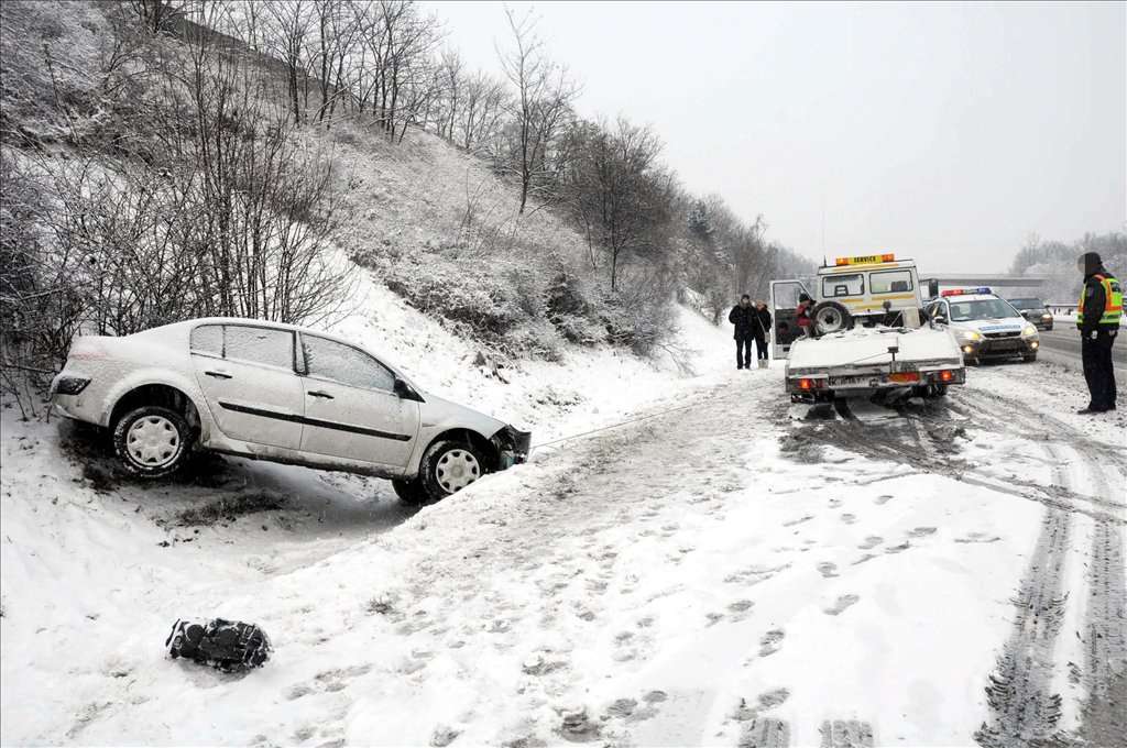 Összetört személygépkocsi az M70-es autóúton Murarátka határában, miután összeütközött egy kamionnal. Zalában éjfél óta esik a hó, a vastagsága eléri a 35 centimétert.
