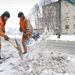 Munkások takarítják a havat Orosházán.