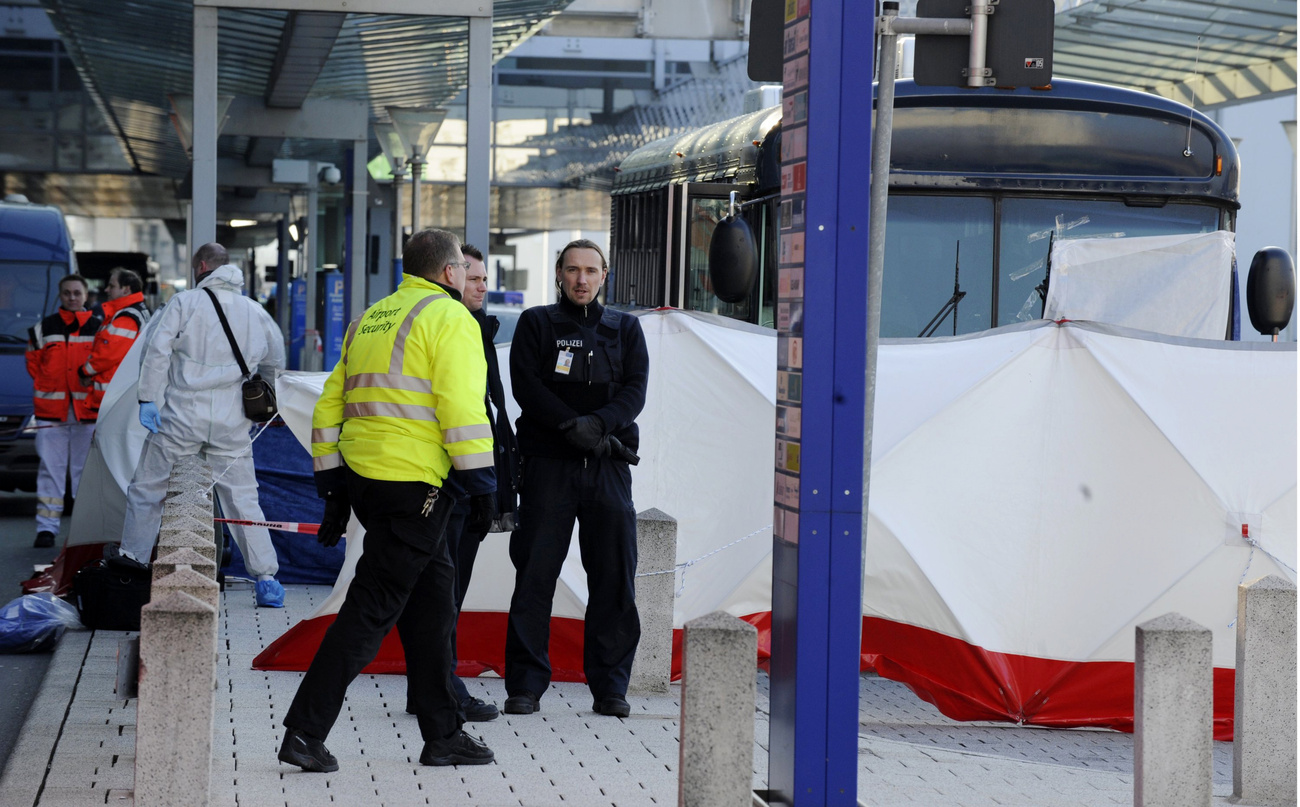 Jürgen Linker rendőrségi szóvivő a Die Weltnek elmondta, hogy a támadás valószínűleg a buszon történt. Egyelőre nem tudni, hogy terrortámadás történt-e