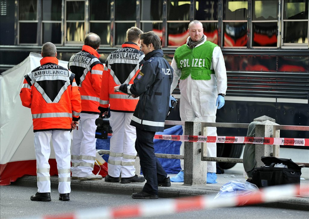 Jürgen Linker rendőrségi szóvivő a Die Weltnek elmondta, hogy a támadás valószínűleg a buszon történt. Egyelőre nem tudni, hogy terrortámadás történt-e