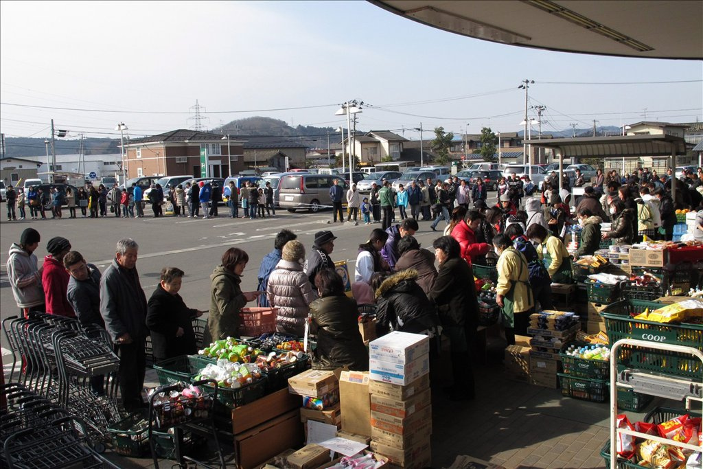 Élelmiszeradagjukért állnak sorban az emberek egy ABC-áruház előtt, a Mijagi prefektúrában fekvő Natoriban