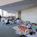 Egy közösségi épületben pihennek a hajléktalanná vált emberek  Natoriban