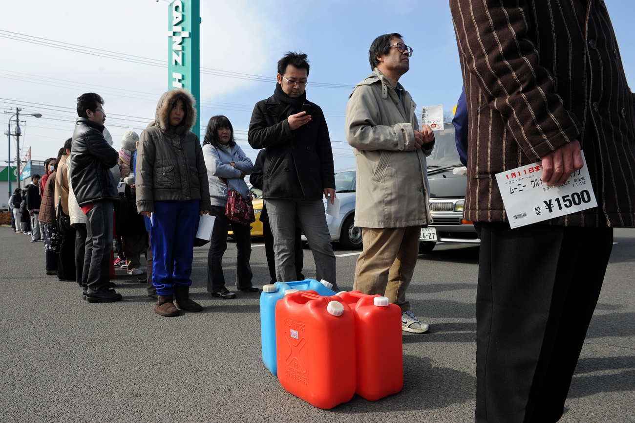 Élelmiszeradagjukért állnak sorban az emberek egy ABC-áruház előtt, a Mijagi prefektúrában fekvő Natoriban