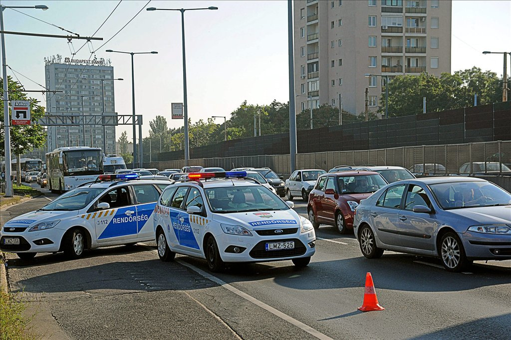 Összetorlódott járműoszlop a főváros XIV. kerületében, az M3-as autópálya bevezető szakaszán.