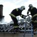 Kordé Norbert, Pécs tűzoltóparancsnoka elmondta: a férfi az asztalosüzemmel szomszédos autószerelő-műhely tetején dolgozott, hogy megakadályozza a lángok átterjedését, a régi pala azonban megrepedt, majd beszakadt alatta