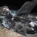  Összetört jármű áll a baleset helyszínén, ahol súlyosan megsérült egy német rendszámú halottszállító jármű jobb első ülésén utazó utasa, amikor a jármű hátulról beleszaladt egy román rendszámú tehergépkocsiba az M5-ös autópálya Budapest felé menő forgalmi sávjában, Kiskunfélegyháza határában. 