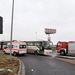 Összetört járművek állnak Sopronban a 84-es főút bevezető szakaszának egyik kereszteződésénél, ahol a pirosra váltó lámpánál állt meg az egyik helyi járatú busz, amikor a másik autóbusz hátulról belerohant.