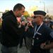 Zagyva György Gyula, a Jobbik országgyűlési képviselője (balra) egy rendőrrel beszélget.